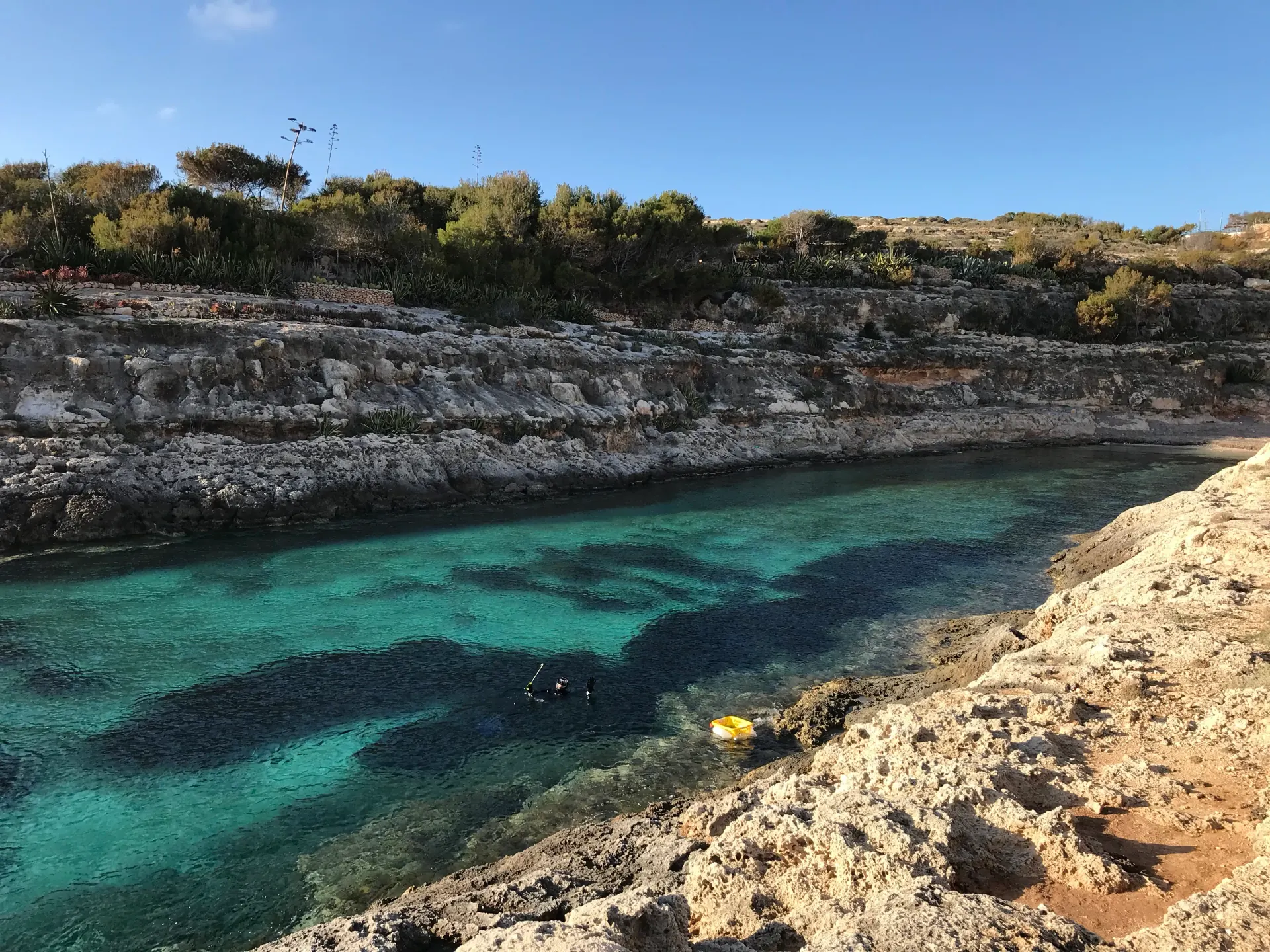 Cala dalle acque turchesi sulla costa rocciosa di Lampedusa